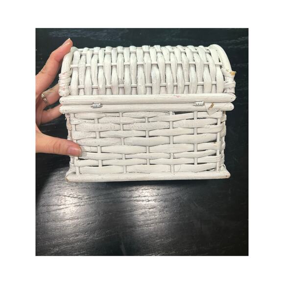 White Woven- Mini Table Top Chest with Lid- 8x6 in some wear- whimsigoth 90s - Picture 3 of 8
